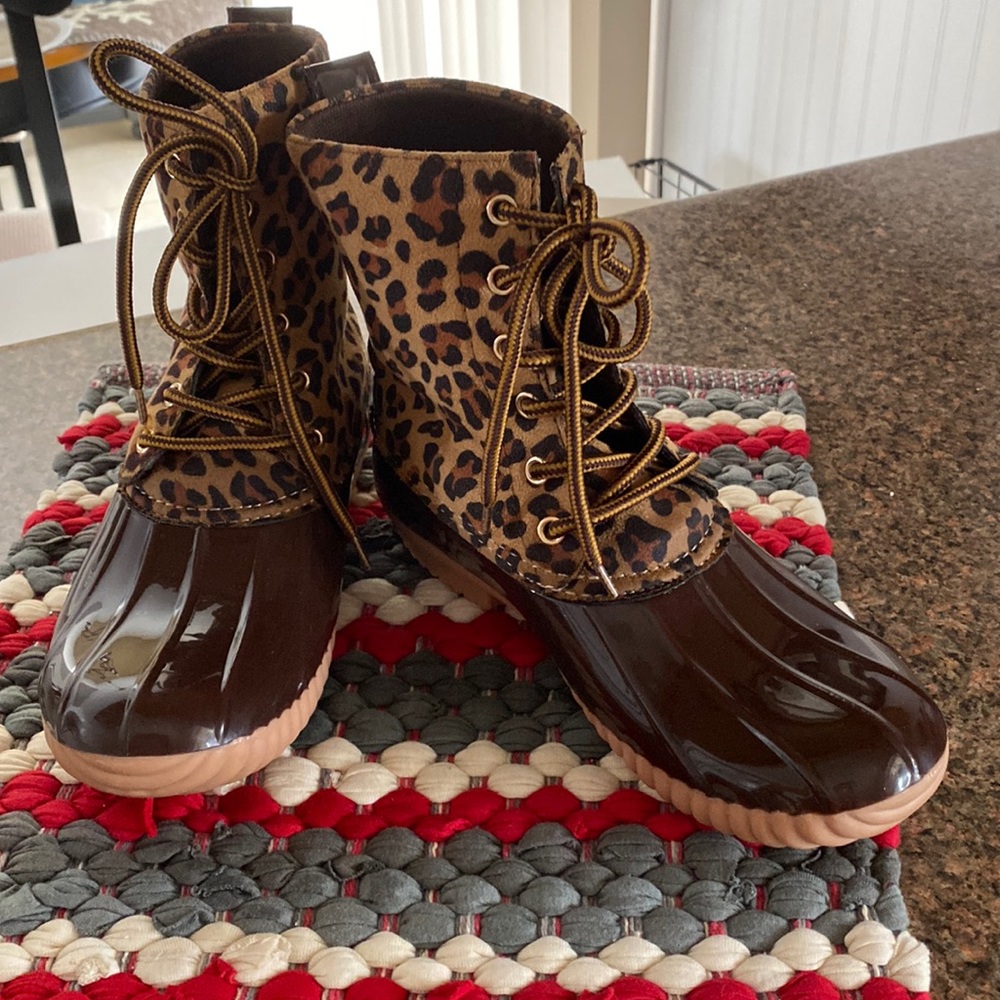 Ladies leopard print/brown rain boots, lace up no zipper.  Size 7 -  New